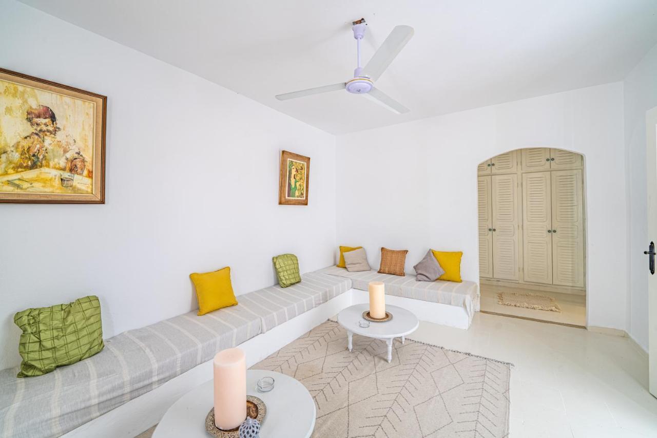 Cheeky Monkey Hotel Ghar el-Melh Bagian luar foto